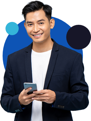 Un homme asiatique souriant, vêtu d'une veste bleue foncée, tenant un smartphone argenté.